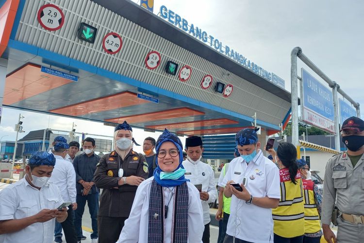 Pembukaan tol Serang-Panimpang untuk umum di Gerbang Tol Rangkasbitung, Rabu (17/12/2021)