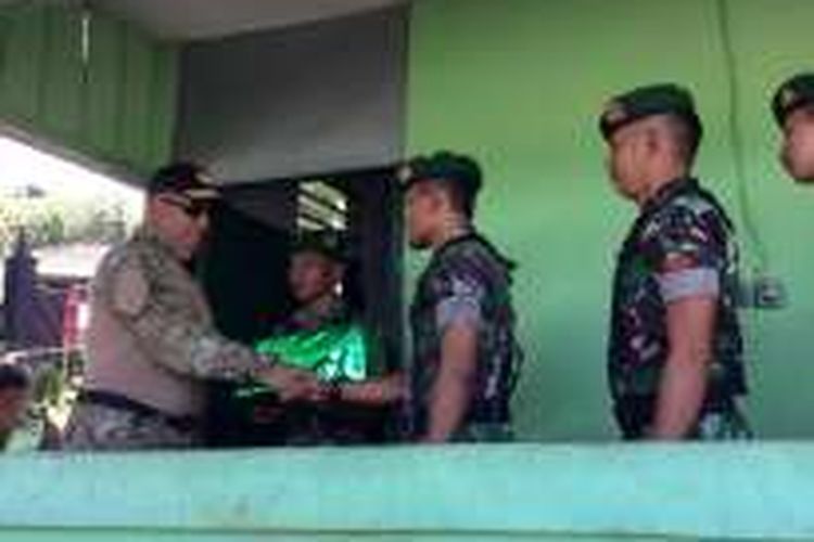 Kapolda Papua Irjen Pol Paulus Waterpauw bagikan bantuan bagi aparat TNI yang bertugas di pos pengamanan di Jayapura, Se;asa (5/7/2016).