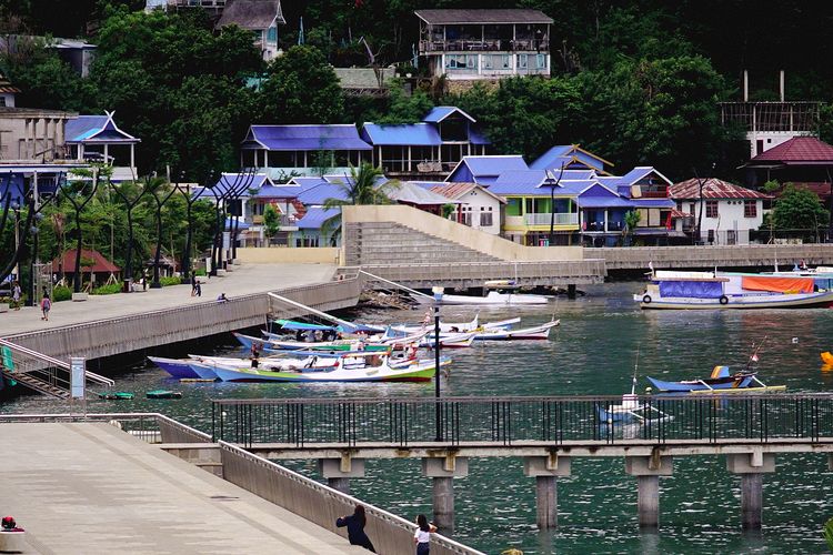 Kampung Air, kampung nelayan di pesisir Pantai Marina, tak luput ditata menadi kayak huni, dilengkapi fasilitas sanitasi, dan akses air bersih.