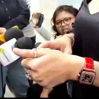 Nikita Mirzani pamer cincin dari bule Paris saat ditemui di kawasan Tendean, Jakarta Selatan, Selasa (13/8/2019).