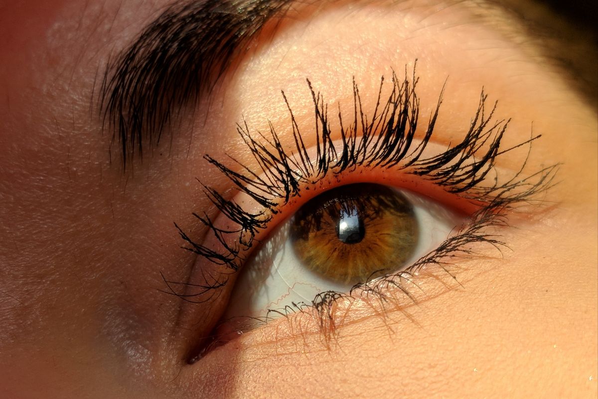 Bulu mata bisa memutih karena proses penuaan atau karena berbagai gangguan kesehatan.