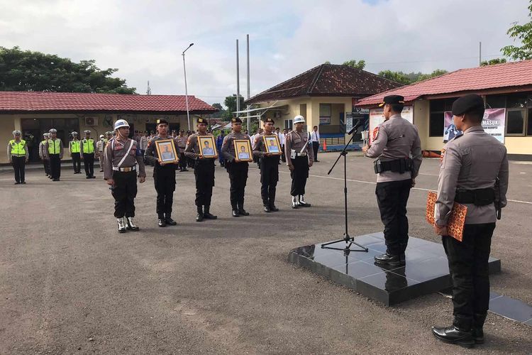 Kapolres Dompu, AKBP Iwan Hidayat saat memimpin upacara pemecatan empat anggota polisi yang melanggar disiplin, Jumat (31/3/2023).