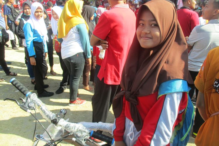 Seorang siswi SMK N 1 Wonogiri, Aprilia Irmawati mendapatkan hadiah sepeda dari Gubernur Jateng Ganjar Pranowo di acara Pesta Rakyat Jawa Tengah di Wonogiri, Sabtu (24/8/2019).