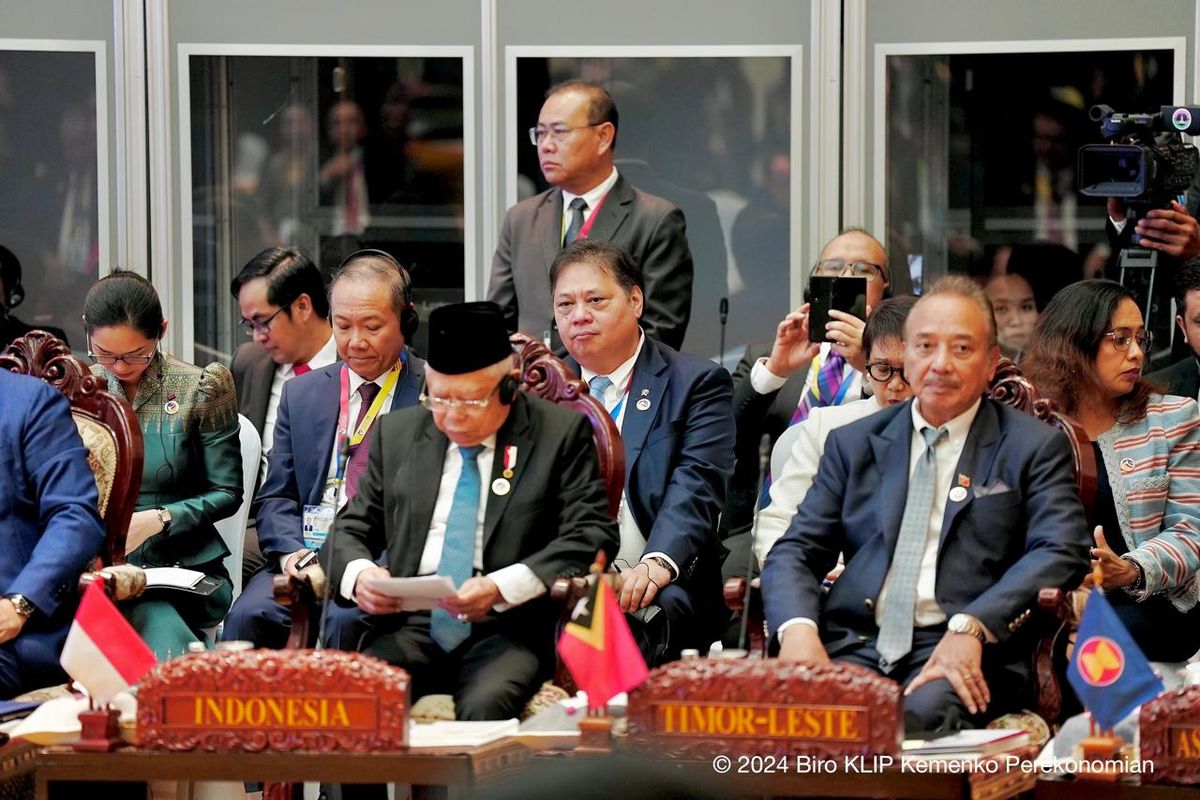 Wakil Presiden (Wapres) Republik Indonesia (RI) Ma?ruf Amin didampingi Menteri Koordinator (Menko) Bidang Perekonomian Airlangga Hartarto menghadiri Sidang Pleno Konferensi Tingkat Tinggi (KTT) Perhimpunan Bangsa-bangsa Asia Tenggara (ASEAN) ke-44 yang digelar di National Convention Center, Vientiane, Laos (9/10/2024). 
