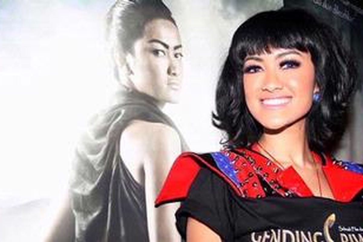 Artis peran yang juga penyanyi dangdut Julia Perez, yang biasa dipanggil Jupe, hadir dalam konferensi pers mengenai film Gending Sriwijaya di Platinum XXI fX, Senayan, Jakarta Selatan, Sabtu (5/1/2013).