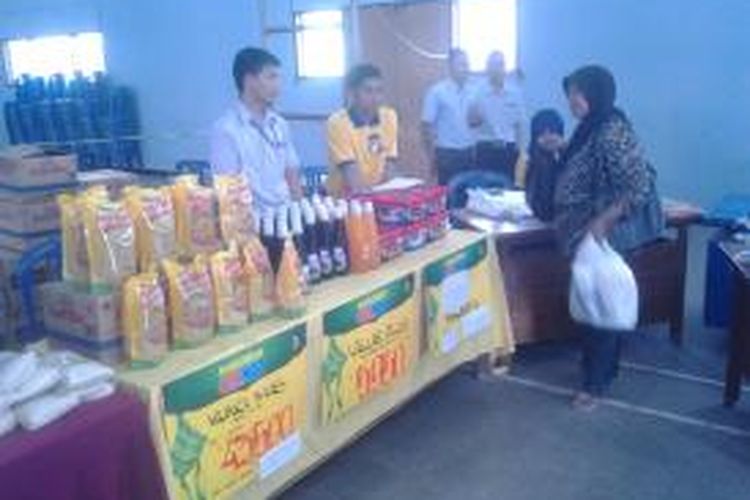 Suasana pasar murah yang digelar Pemkot Kediri, Jawa Timur, di Balai Kelurahan Semampir, Senin (22/6/2015).
