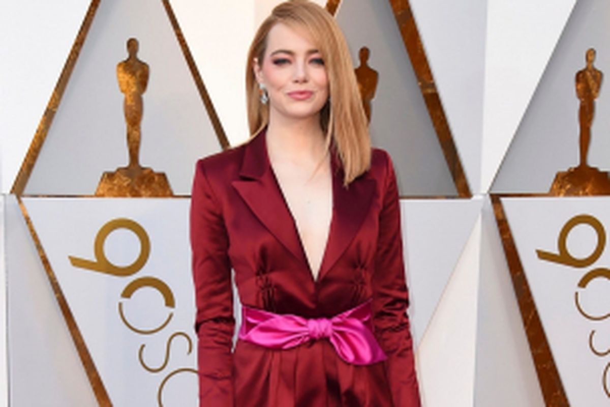 Emma Stone mengenakan Louis Vuitton saat Oscar 2018