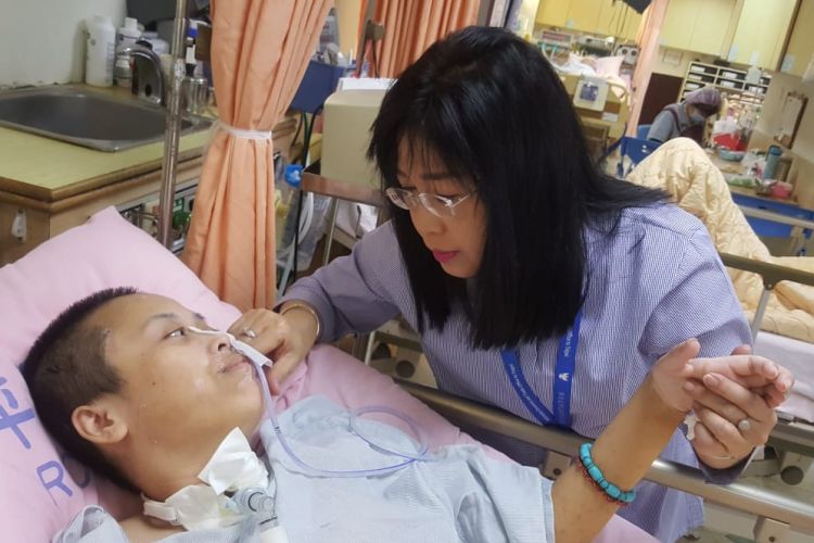 Shinta Danuar (26) pekerja migran legal Indonesia (TKI) di Taiwan asal Banyumas, Jawa Tengah yang menderita lumpuh permanen sedang dirawat di Heping Hospital Hsinchu, Taiwan.