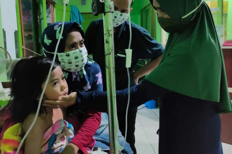 Salah satu anak masih dirawat di Puskesmas Aluh-aluh, Kabupaten Banjar, Kalsel, karena mengalami keracunan setelah menyantap nasi kuning di acara ulang tahun, Minggu (31/5/2020).