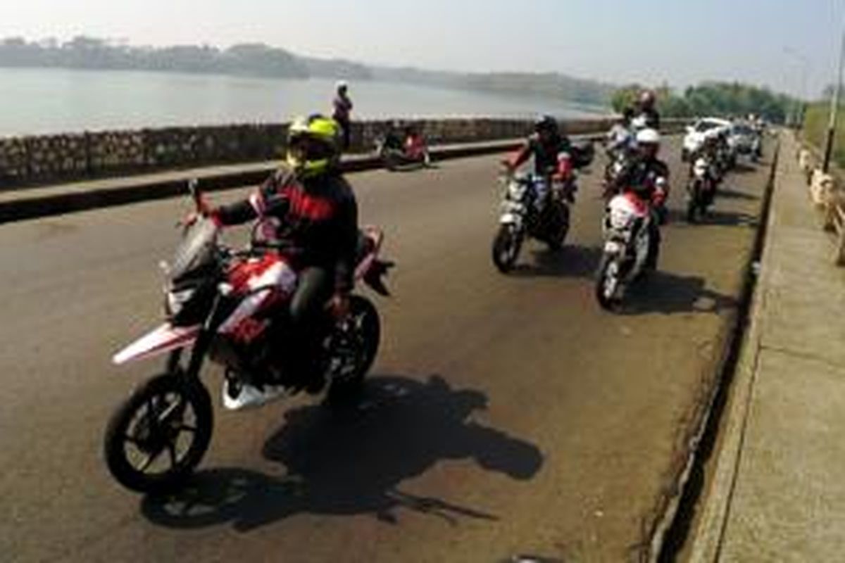 Bikers Honda CB150R StreefFire melakukan turing melewati waduk Karangkates, Malang, Jawa Timur sebagai rangkaian kegiatan 