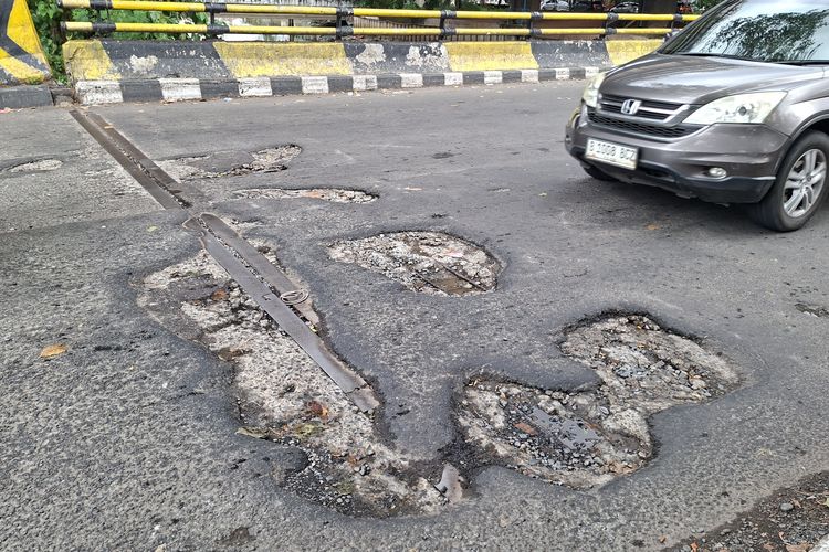 Jalan Daan Mogot Simpang Cengkareng Rusak Parah, Rawan Picu Kecelakaan
