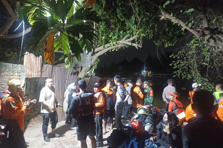 Petugas saat melakukan proses pencarian balita tenggelam di Surabaya