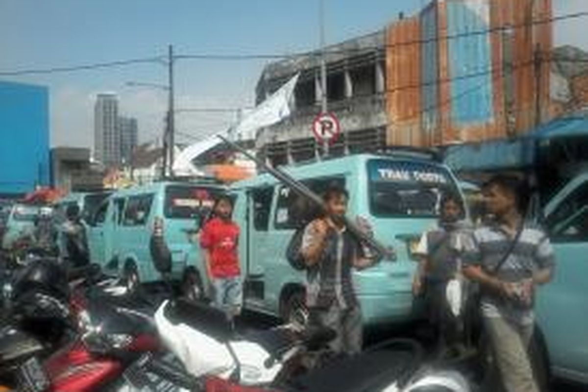 Rambu dilarang parkir yang dipasang Dishub DKI Jakarta di pertigaan menuju Jalan Jati Bunder, Tanah Abang, Jakarta, Jumat (3/8/2013). Penertiban dilakukan secara menyeluruh, khususnya untuk menghidupkan Blok G Tanah Abang.