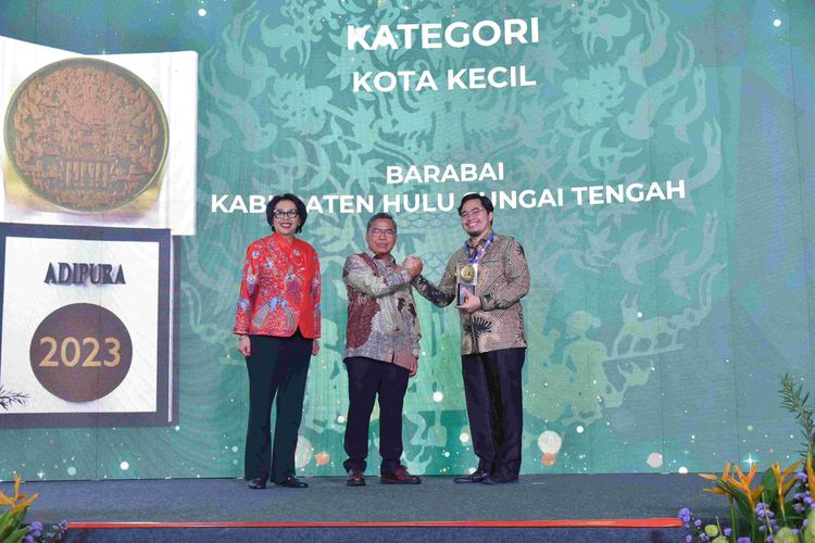 Wakil Menteri Lingkungan Hidup dan Kehutanan (LHK) Alue Dohong menyerahkan Penghargaan Adipura kepada Bupati HST Aulia Oktafiandi.