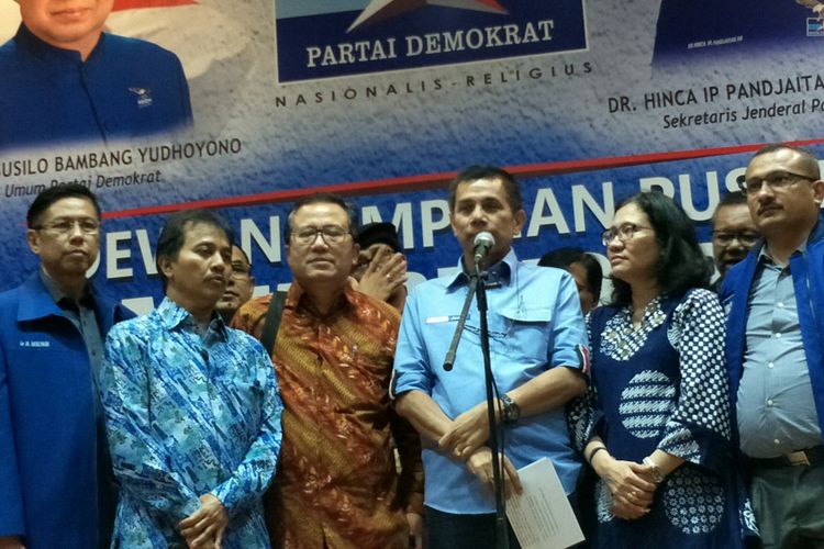 Ketua Umum DPP Partai DemoSekretaris Jenderal DPP Partai Demokrat Hinca Panjaitan (tengah) ketika memberikan keterangan pers di kantor kantor DPP Partai Demokrat, Jakarta, Rabu (3/1/2018). 