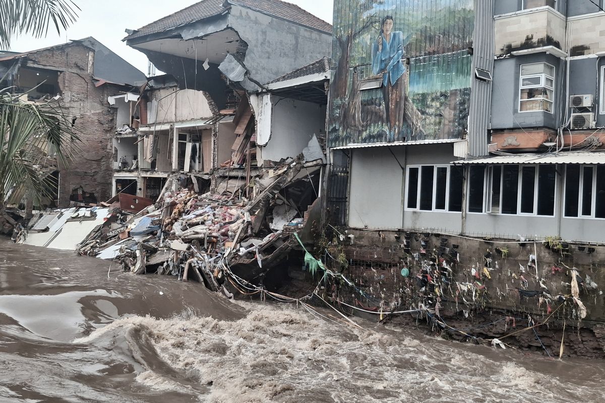 Dua rumah toko (Ruko) di bantaran sungai Tukad Badung tempatnya di Pasar Badung, Kota Denpasar, Provinisi Bali, ambruk akibat hujan deras, pada Rabu (10/9/2025). KOMPAS.com/ Yohanes Valdi Seriang Ginta
