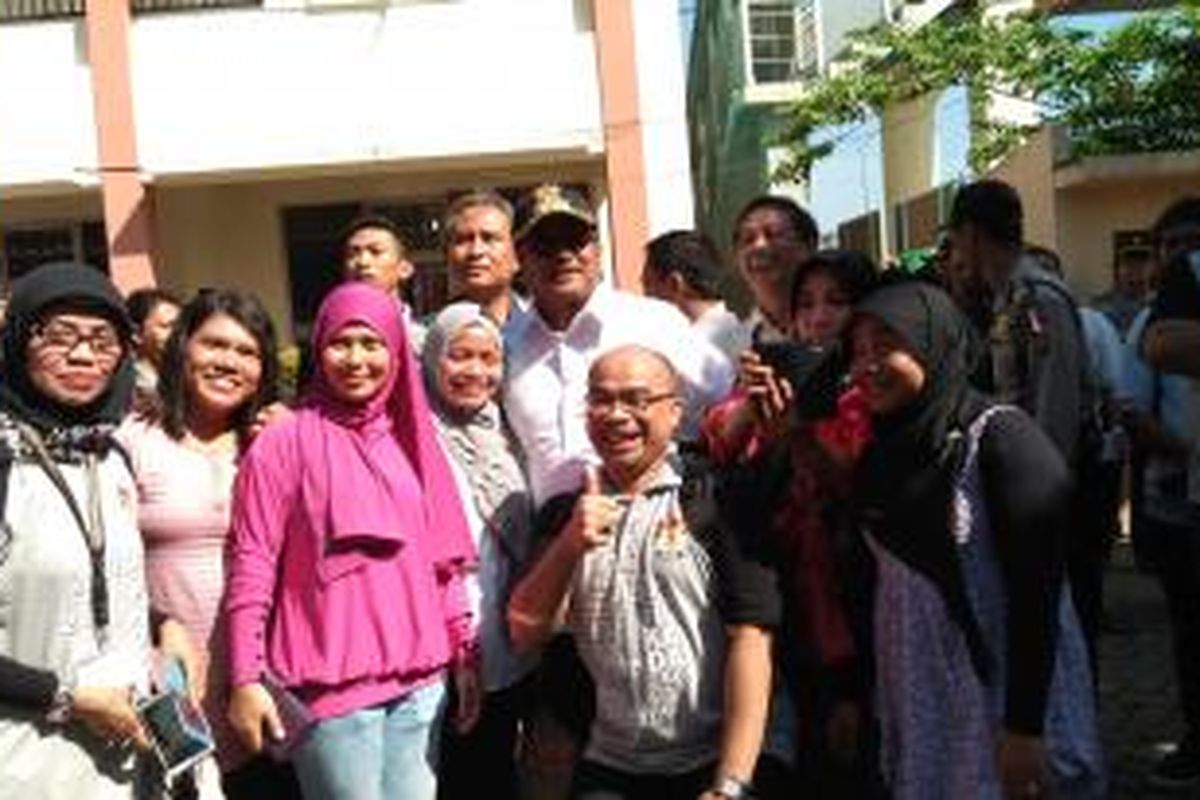 Gubernur Banten Rano Karno berfoto bersama warga Tangerang Selatan 