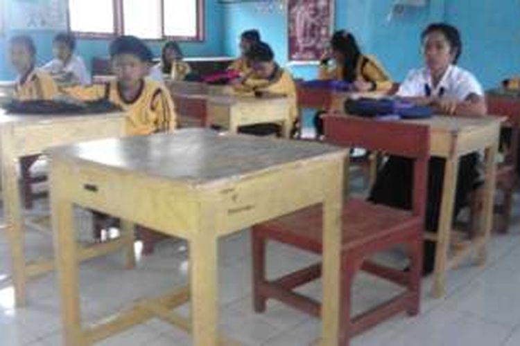 Kursi dan meja belajar Yn setelah diganti dengan yang lain, sementara meja belajar yang sering digunakan Yn disimpan di gudan sekolah karena selalu basah dan lembab