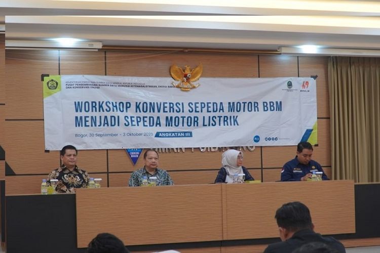 Kementerian ESDM menggelar workshop "Konversi Motor Berbahan Bakar Minyak (BBM) Menjadi Sepeda Motor Listrik" di Sekolah Menengah Kejuruan Negeri (SMKN) 1 Cibinong, Bogor, Jawa Barat (Jabar), pada Sabtu (30/9/2023) hingga Selasa (3/10/2023).