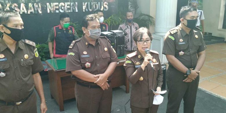 Kajari Kudus, Rustriningsih saat jumpa pers di Kantor Kejari Kudus, Jumat (12/6/2020).