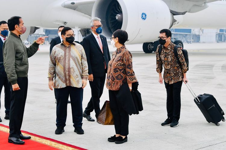 Pesawat Garuda Indonesia-1 yang membawa Presiden Joko Widodo dan rombongan mendarat di Bandar Udara (Bandara) Internasional Soekarno Hatta, Tangerang, Banten pada Jumat pukul 08.30 WIB.