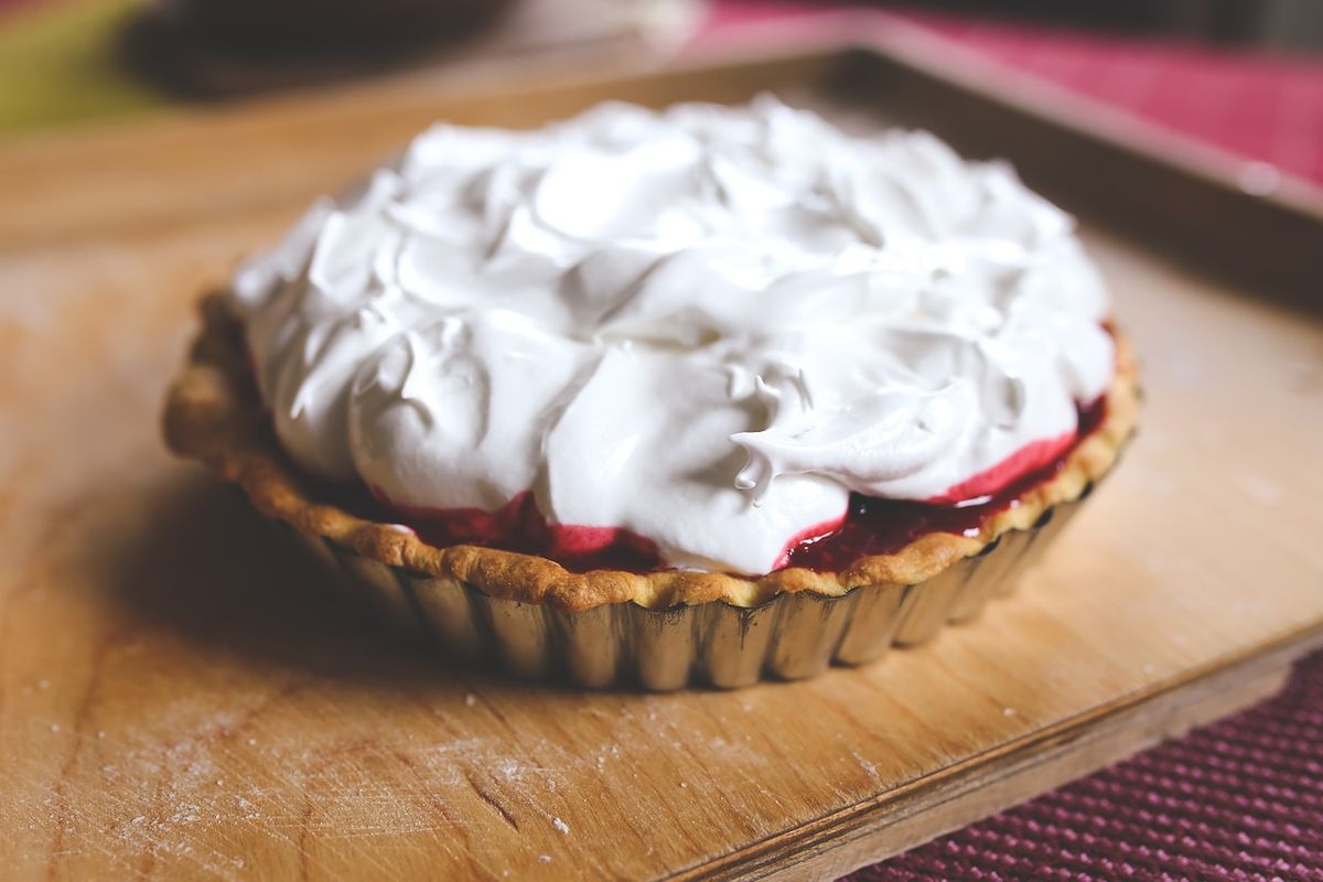 Ilustrasi pai topping meringue. 