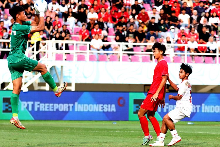 Tendangan pemain Timnas U16 Indonesia Fandi Ahmad Muzaki ditangkap penjaga gawang Vietnam Ngunyen Van Thang Long saat laga perebutan tempat ketiga Piala AFF U16 2024 yang berakhir dengan skor 5-0 di Stadion Manahan Solo, Rabu (3/7/2024) sore.