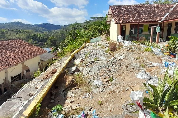 Guru dan Kepsek Ngantor di Tenda, SDN Kokap Kulon Progo Akhirnya Dipindah ke Lokasi Aman