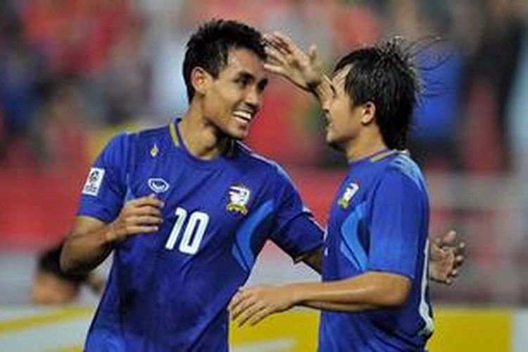 Selebrasil penyerang Thailand, Teerasil Dangda (kiri), usai mencetak gol ke gawang Myanmar pada babak penyisihan Grup A Piala AFF 2012, Selasa (27/11/2012).  