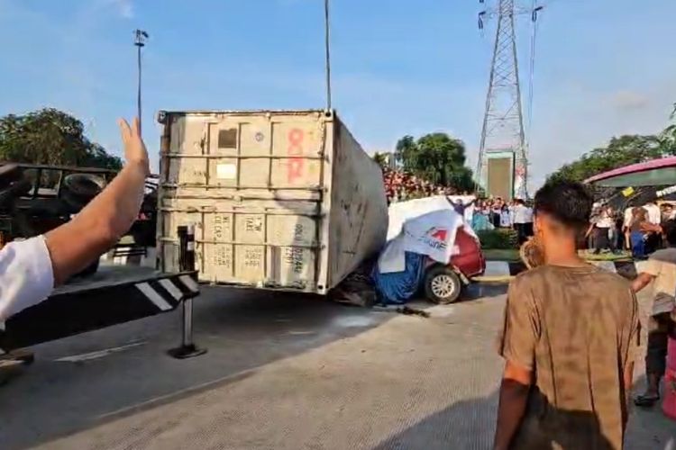 Seorang karyawan BUMN, bernama Suhartono (50), tewas usai ditimpa kontainer truk yang menabrak pembatas jalan di Jalan Pulau Nias Selatan, Kelurahan Mabar, Kecamatan Medan Deli, Kota Medan pada Senin, 10 Juni 2024.
