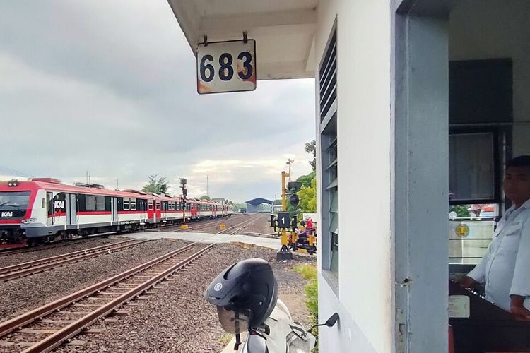 KA Prambanan Ekspres yang lewat perlintasan sebidang di Barat Stasiun Wates pada Kabupaten Kulon Progo, Daerah Istimewa Yogyakarta, pukul 07.05 WIB.