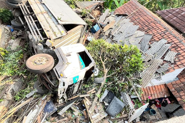 Diduga Rem Blong, Truk Terjun dan Timpa Rumah Warga di Purwakarta, Bocah 11 Tahun Terjebak