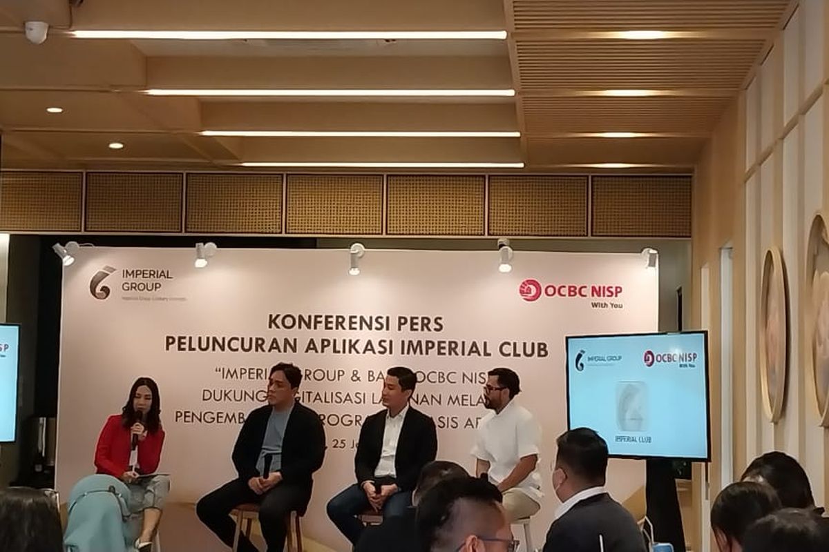 Jajaran direksi OCBC NISP memberikan paparan terkait kerja samanya dengan Imperial Group di Jakarta, Rabu (25/1/2023).