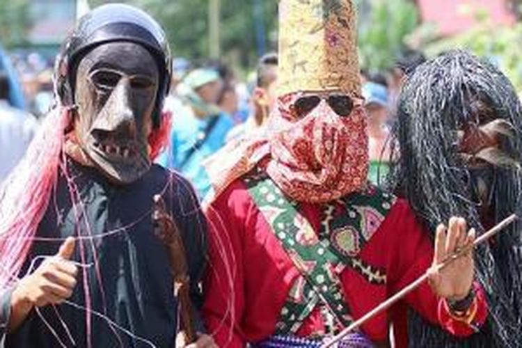 Suasana silaturahim Idul Fitri di Lampung Barat yang dikemas dalam pesta sekura di Desa Kenali, Kecamatan Belalau, Lampung Barat, Sabtu (18/7/2015). Saat Idul Fitri, warga Lampung Barat saling berkunjung antardesa menggunakan sekura (topeng). Tradisi sekura diturunkan sejak abad ke-9 saat terjadi perang saudara antara pengikut Ratu Sekerumong dan pengikut Maulana Penggalang Paksi.
