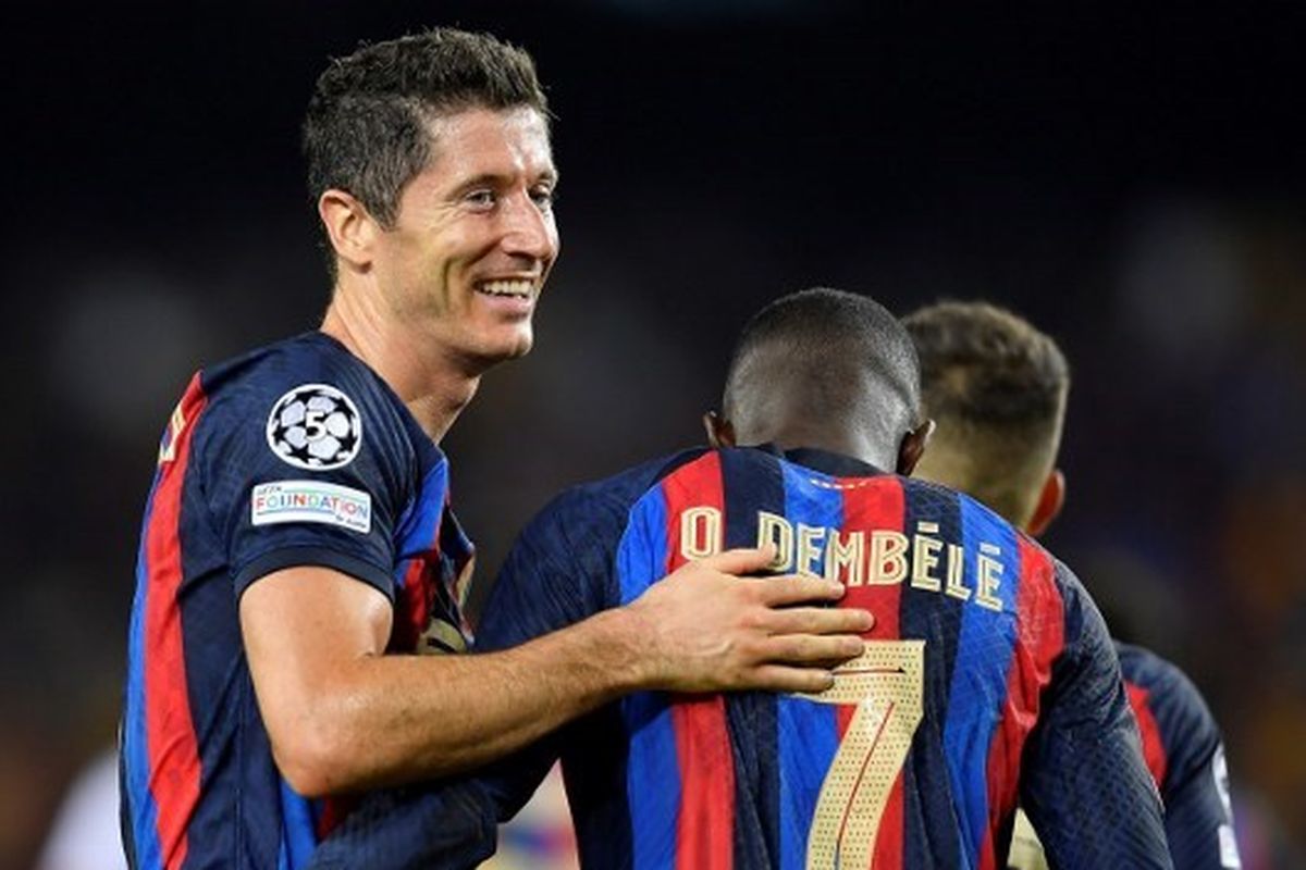 Robert Lewandowski (kiri) merayakan gol bersama Ousmane Dembele dalam laga Barcelona vs Viktoria Plzen pada matchday pertama Grup C Liga Champions 2022-2023 yang digelar di Stadion Camp Nou, Rabu (7/9/2022) malam waktu setempat. Lewandowski mencetak hat-trick dan kini memimpin daftar top skor Liga Champions.