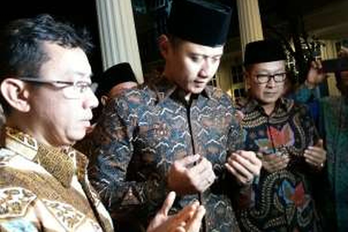 Bakal calon gubernur DKI Jakarta dari Koalisi Cikeas, Agus Harimurti Yudhoyono dalam acara pengajian dan silaturahmi di rumah warga bernama Fahmi bin Sadig Hasni, di Jalan Kalibata Utara II, Jakarta Selatan, Minggu (9/10/2016).