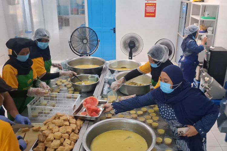Suasana SPPG Bener saat menyiapkan makanan untuk sekitar 3950  siswa dan lansia di dapur MBG. Direktur MPSI minta aparat telusuri jaringan dapur MBG, mewaspadai indikasi sabotase usai banyak insiden keracunan di berbagai wilayah.
