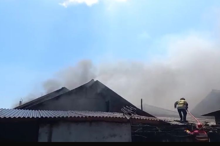 Petugas pemadam kebakaran saat berusaha memadamkan kobaran api di pabrik tahu di Kampung Cibatu, Desa Cisaat, Kecamatan Cisaat, Kabupaten Sukabumi, Jawa Barat, Selasa (3/9/2024).