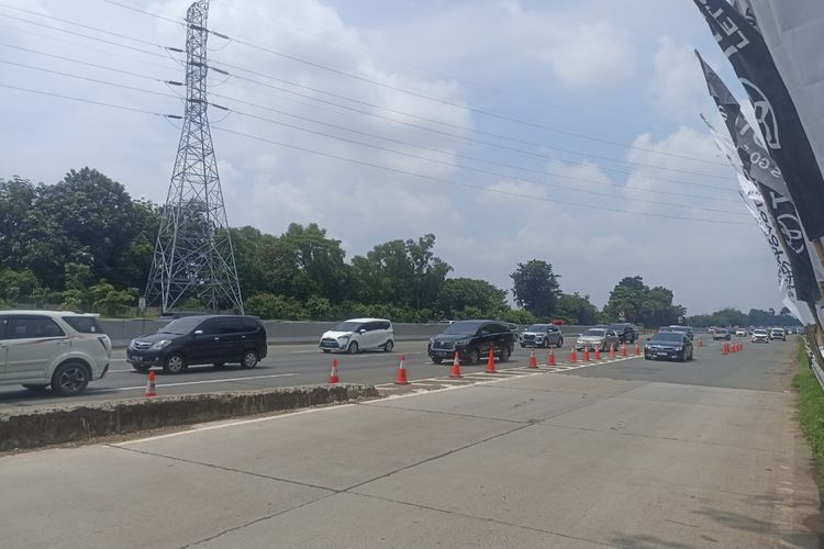 Kepadatan terjadi di Jalan Tol Jakarta-Cikampek pada Minggu (14/4/2024) siang.