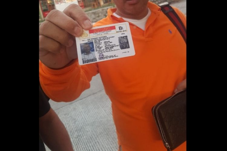 Wali Kota Bekasi Rahmat Effendi tunjukkan SIM B1 miliknya, Kamis (10/1/2019).