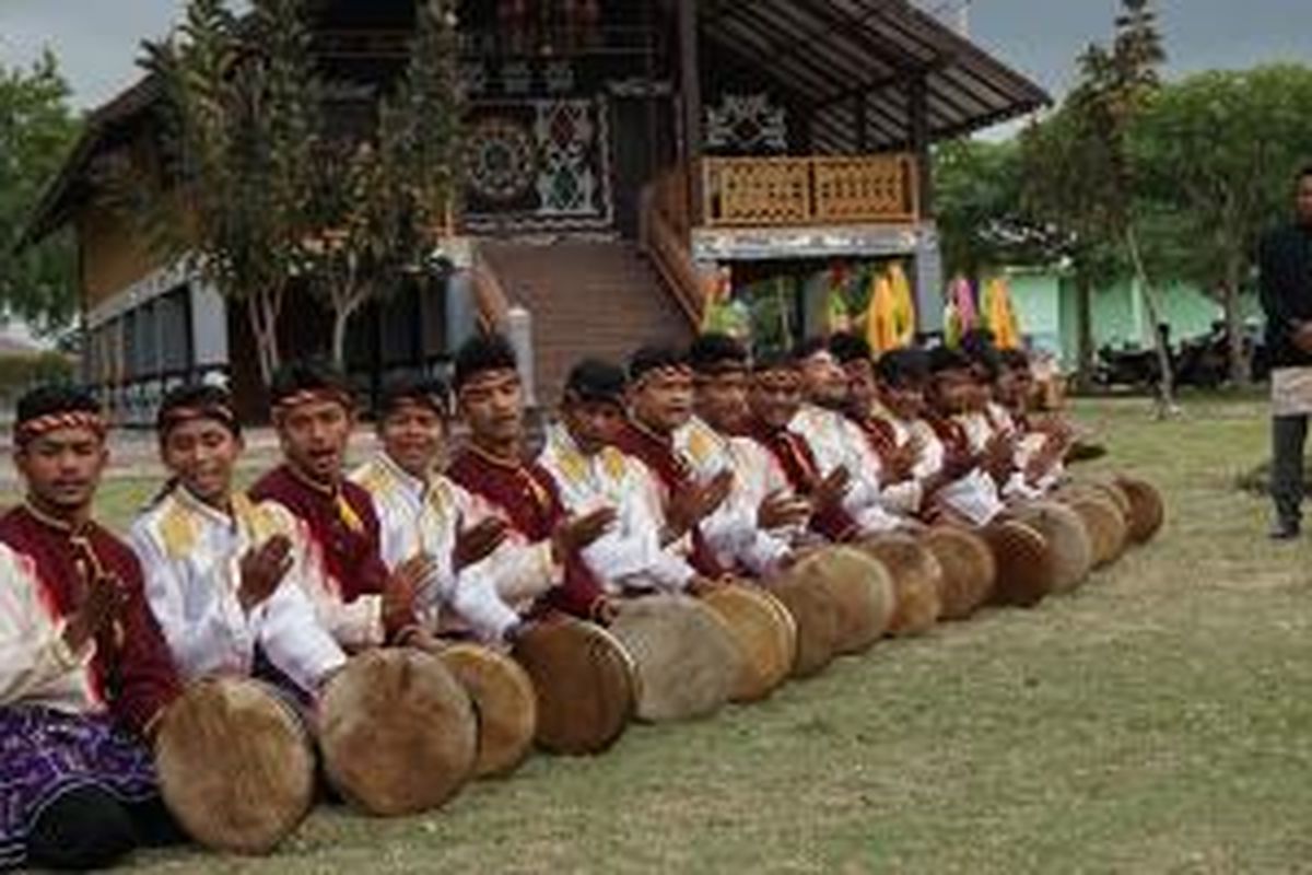 Tari Seudati di Taman Pekan Kebudayaan Aceh (PKA), Banda Aceh, Selasa (20/10/2015).
