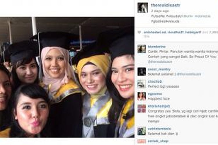 Dian Sastro (paling kanan) berfoto bersama rekan-rekan lulusan UI. Foto diambil dari Instagram Dian Sastro.