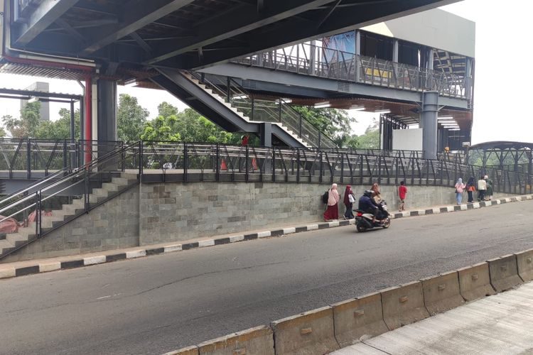 Halte Transjakarta Cikoko Stasiun Cawang