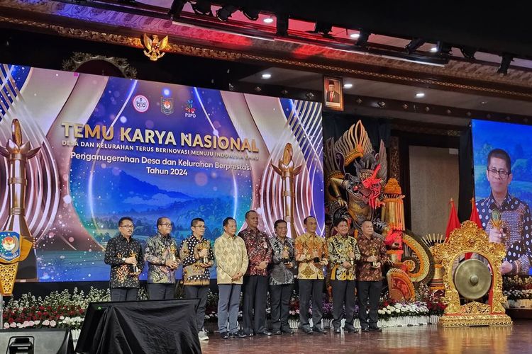 Penjabat (Pj) Gubernur Banten Al Muktabar mendapatkan Anugerah Upakarya Wanua Nugraha dari Kementerian Dalam Negeri (Kemendagri) Republik Indonesia (RI) dalam Temu Karya Nasional 2024 bertema ?Desa dan Kelurahan Terus Berinovasi Menuju Indonesia Emas? di Gedung Ksirarnawa Komplek Art Center Bali, Kota Denpasar, Bali, Selasa (8/10/2024).
