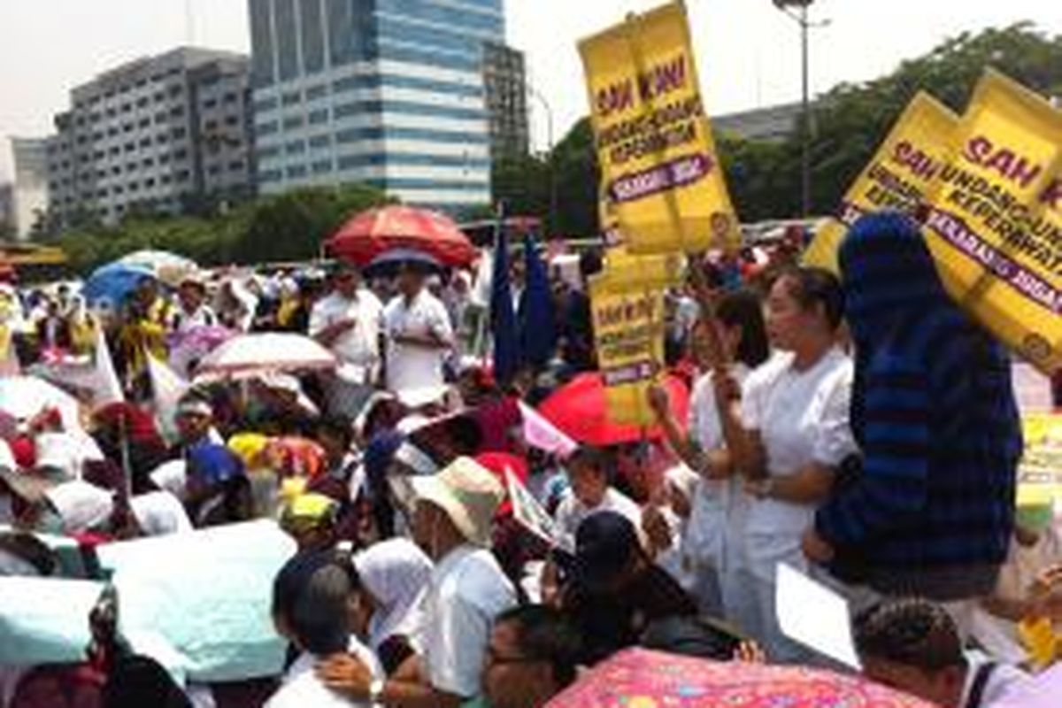 Ribuan perawat berdemo di depan Gedung DPR RI menuntut pengesahan RUU Perawat, Kamis (25/9/2014).