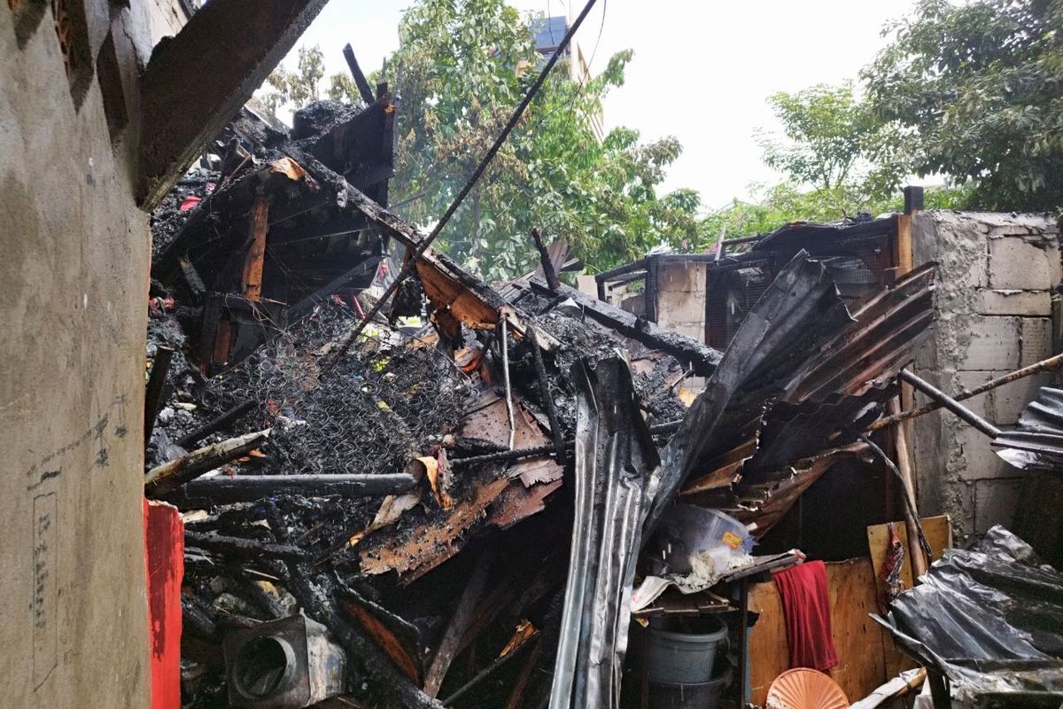 Puing bangunan yang runtuh ke jalanan akibat kebakaran, Gambir, Jakarta Pusat, Rabu (8/2/2023). (KOMPAS.com/XENA OLIVIA)