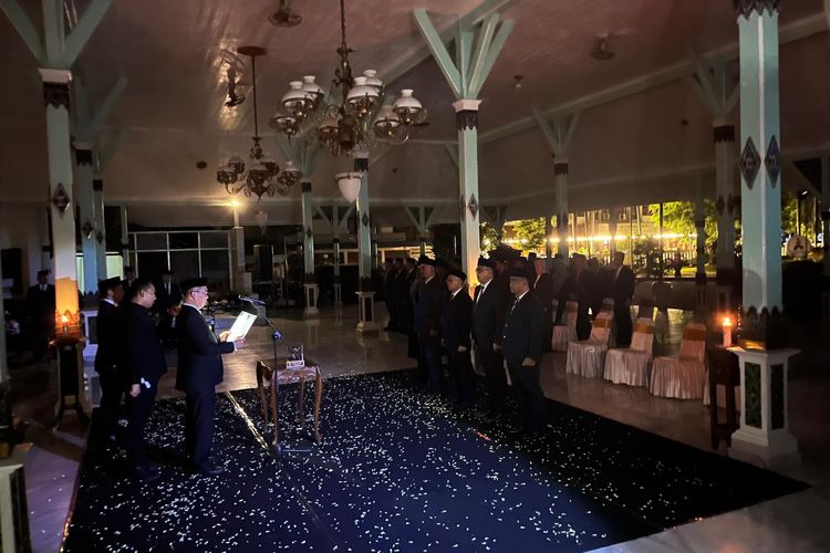 Prosesi pelantikan empat pejabat eselon II lingkungan Pemerintah Kabupaten Madiun berlangsung unik di Pendopo Muda Graha pada Selasa (16/09/2025) malam. Prosesi pengambilan sumpah dan janji jabatan hanya menggunakan cahaya lilin dan bertaburan melati di lantai.