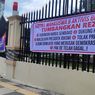 Spanduk Tolak Kedatangan Jokowi Terpasang di Pagar Gedung DPRD Sumsel