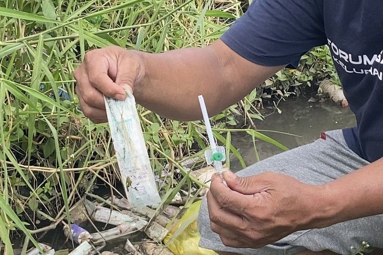 Polisi Periksa Distributor Alkes dan RS Terkait Temuan Limbah Medis di Irigasi Malang