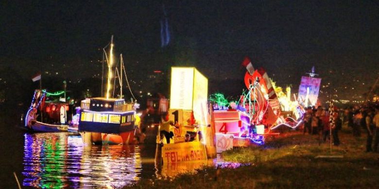 Puluhan perahu hias memeriahkan pembukaan Festival Banjir Kanal Barat di Kota Semarang, Jawa Tengah, Jumat (11/5/2018). 
 